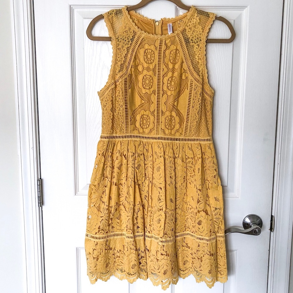 Sleeveless Lace Dress in Yellow - size Small